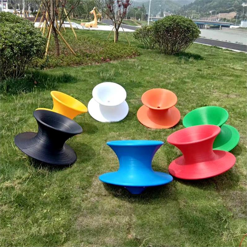 五颜六色的滚塑产品颜色是怎么涂上去的